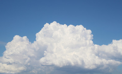 Obraz na płótnie Canvas A huge cloud in the high sky.