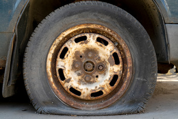Fototapeta na wymiar Flat tire old car.
