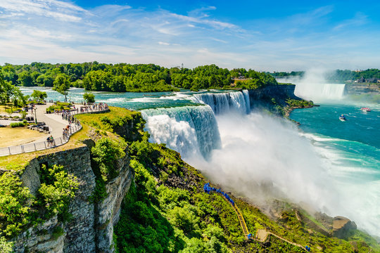 Naklejki Woda pędzi nad wodospadem Niagara