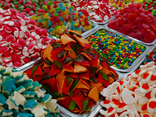 grande gruppo di attraenti caramelle colorate  al mercato