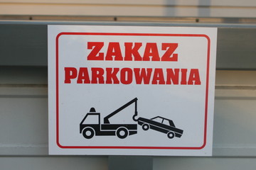 Schild " Parkverbot " an der Ostsee