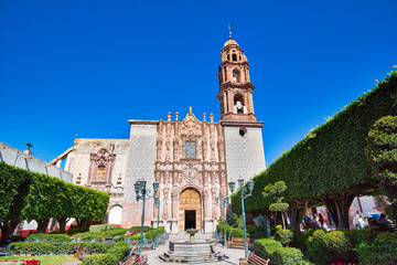 Fototapeta na wymiar San Miguel de Allende, Mexico-3 December, 2018: Templo De San Francisco (San Francisco Temple) in historic city center of San Miguel De Allende