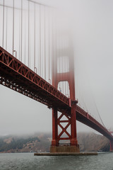 霧のゴールデンゲートブリッジ