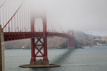 霧のゴールデンゲートブリッジ
