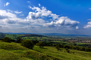 Obraz premium Grüne Wiese mit Wolken