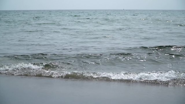 湘南の浜辺 七里ヶ浜に打ち寄せる波
