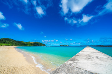 沖縄の海と堤防
