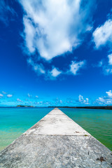 沖縄の海と堤防