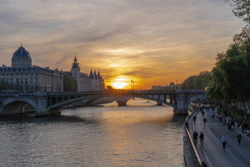 Obraz premium Paris, France - 04 17 2019: View along the banks of the Seine while walking