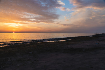 Obraz premium sun on the sea at sunset