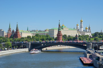 Obraz premium Moscow, Russia - June 15, 2018: Summer view of the Moscow Kremlin and the Big Stone bridge