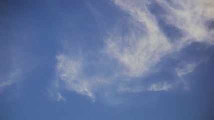Fototapeta premium błękitne niebo z białymi chmurami
