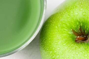 green apple juice and green apple