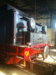 alte schwarze Lokomotive im Stellwerk