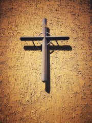 eisernes Kreuz am Mauerwerk einer Kirche