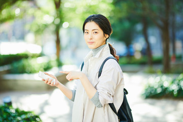 女性　スマホ　操作