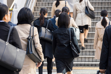 若い女性の通勤風景