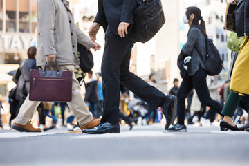 横断歩道を渡るビジネスマンの足元