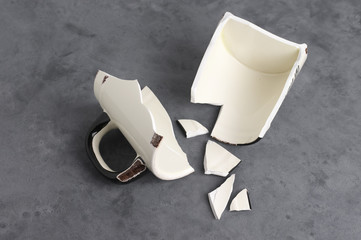 Broken ceramic mug - 264529319