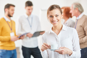 Junge Geschäftsfrau macht Kaffeepause