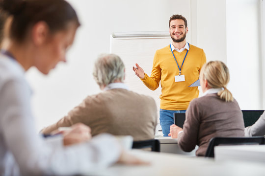 Berater h&auml;lt einen Vortrag im Seminar