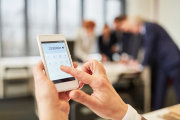 Hand kalkuliert mit der Taschenrechner App