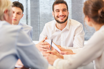 Consulting Mann in einer Besprechung