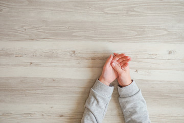 Both hands on the desk. One who care about hands. 机の上の 両手、手を気にする人	