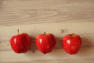 Apples lined up on the table. テーブルの上に並んでいるリンゴ