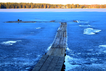 Photo of the pier frozen in the river