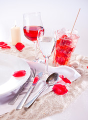 Festtisch rot und weiss dekoriert