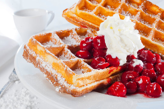 Waffeln mit sahne und Sauerkirsche
