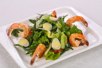 Salad with prawn, rocket and eggs