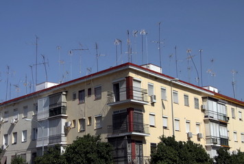 House with many roof-mounted television antennas in Seville