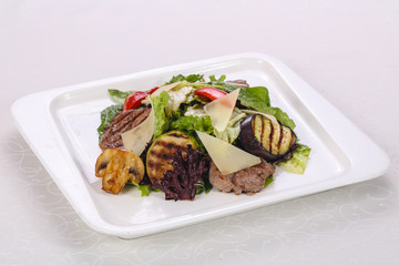 Salad with grilled beef and vegetables