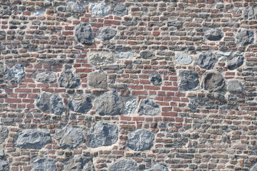 Mauer aus Ziegeln gemischt mit grobem Basalt