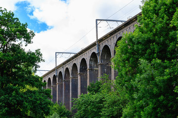 Fototapeta premium Digswell Viaduct (Welwyn Viaduct) with train in motion, located between Welwyn Garden City and Digswell in the UK