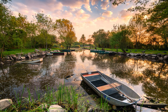 Loire-Atlantique (44), lac de grand lieu, Port des Roches de Tr&eacute;jet, Barques de p&ecirc;cheurs dans le petit port de Tr&eacute;jet au coucher du soleil