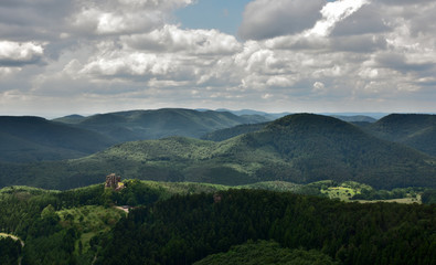 Obraz premium Der Pfälzer Wald mit der Burgruine Fleckenstein