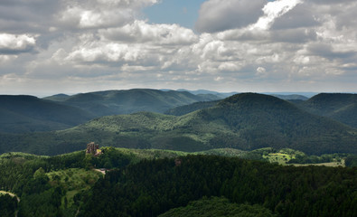 Der Pfälzer Wald mit der Burgruine Fleckenstein