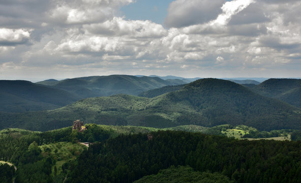 Der Pf&auml;lzer Wald mit der Burgruine Fleckenstein