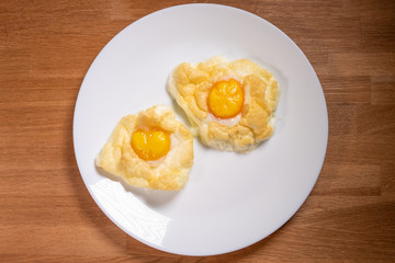 Zwei Cloud Eggs (Wolken-Eier) auf Teller