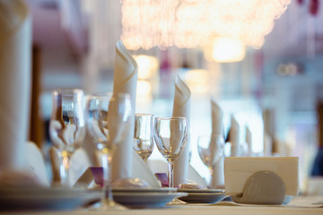 A table in the banquet hall with clean dishes.