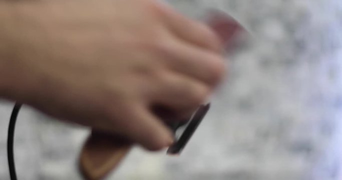 Cleaning the razor in the Salon