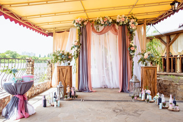 Obraz premium Wedding decoration ceremony. Arch of flowers on the summer area of the restaurant