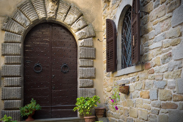 Fototapeta na wymiar Very old door of the house in a Tuscan village.