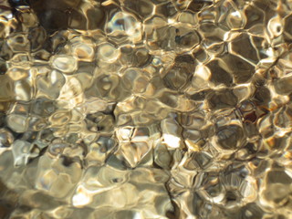 Wasser flie&szlig;t w&auml;hrend die Sonne scheint