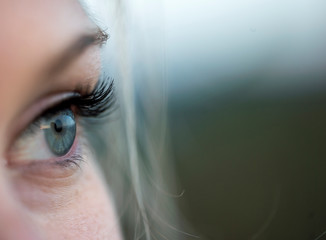 Ojos chica rubia