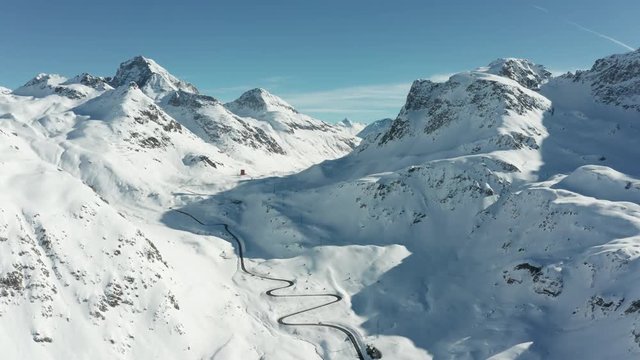 verschneite Alpen mit Pass Stra&szlig;e, Julierpass Graub&uuml;nden