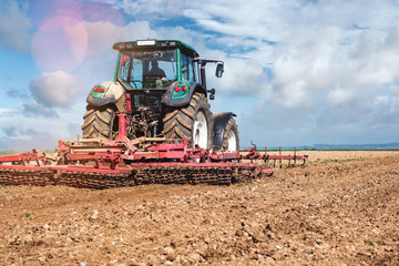Obraz premium agriculteur labourant ses champs